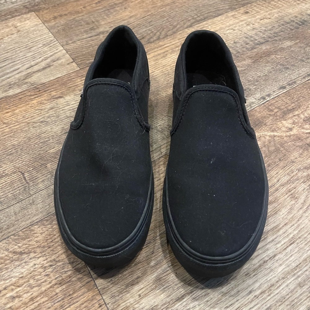 Vans Classic slip on sneaker unisex Black. Canvas skate shoe casual active.